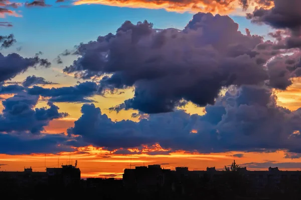 Cielo Con Nubes Sobre Edificios Ciudad Atardecer — Foto de Stock