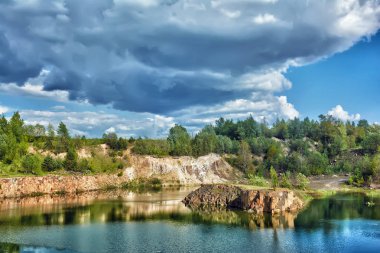 Ormandaki bazalt gölü eski bir taş ocağının olduğu yerde..