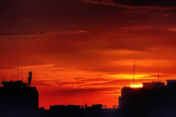 Siluety Střechy Městských Domů Obloze Pozadí Mraky Při Západu Slunce — Stock fotografie