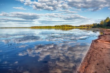 Gölün kıyısında akşam.