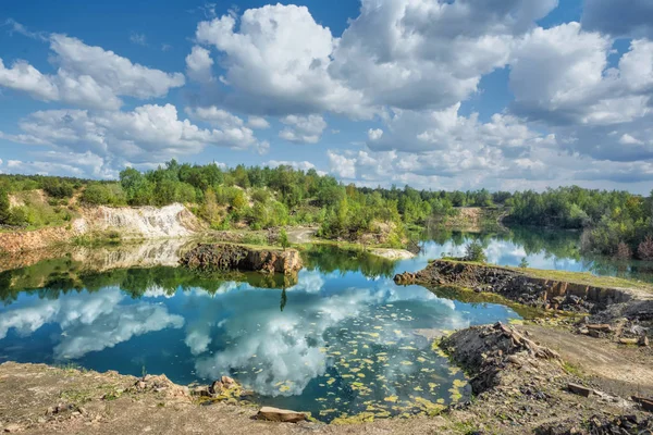 Lago Basalto Nel Bosco Sul Sito Una Vecchia Cava — Foto Stock