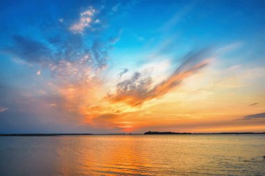 Gölün üzerinde büyüleyici bir gün batımı.
