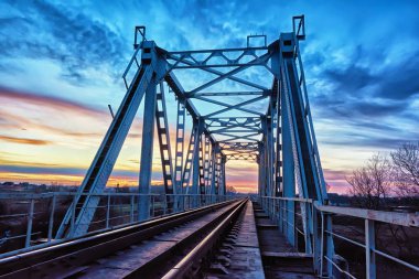 Gün batımında metal Demiryolu Köprüsü.