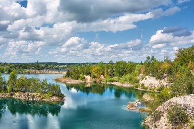 Ormandaki bazalt gölü eski bir taş ocağının olduğu yerde..