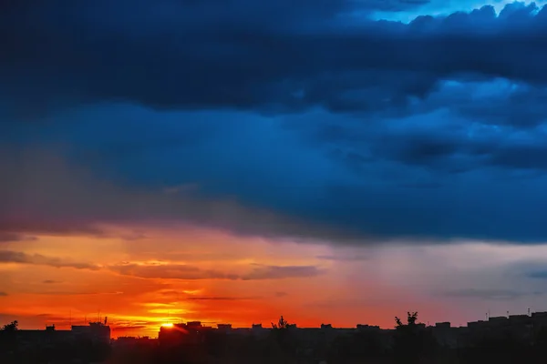 Siluetas Techos Casas Ciudad Fondo Del Cielo Con Nubes Atardecer — Foto de Stock