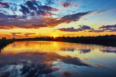 günbatımı küçük nehir üzerinde.