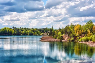 Ormandaki bazalt gölü eski bir taş ocağının olduğu yerde..