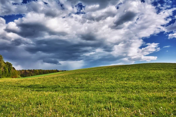 Krajobraz Wiejski Łąki Błękitnym Niebem Chmury Nad Nimi — Zdjęcie stockowe