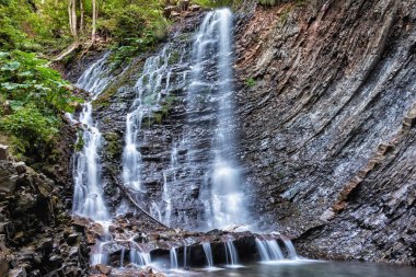 Yaz manzarası - dağ şelalesi.