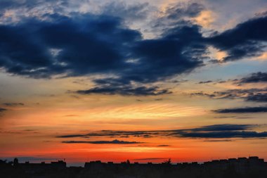 Şehrin üzerinde gün batımı.