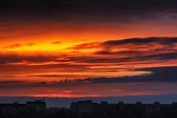 Şehir Evlerinin Siluetleri Gökyüzü Arka Planında Bulutlar Gün Batımında — Stok fotoğraf
