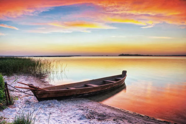 Dämmerung See Fischerboote Ufer — Stockfoto