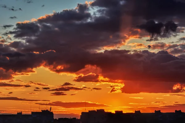 Siluetas Las Casas Ciudad Fondo Del Cielo Con Nubes Atardecer — Foto de Stock