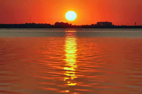 Tramonto Sul Lago Sole Sulla Costa — Foto Stock