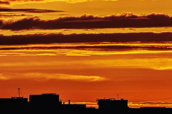 Siluety Městských Domů Pozadí Oblohy Mraky Při Západu Slunce — Stock fotografie