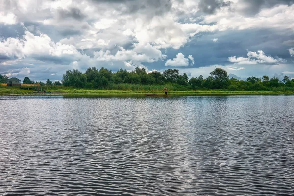 Nubes Tormenta Sobre Orilla Del Río — Foto de Stock