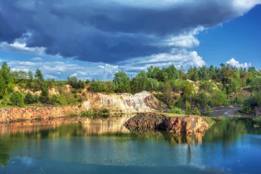 Ormandaki bazalt gölü eski bir taş ocağının olduğu yerde..