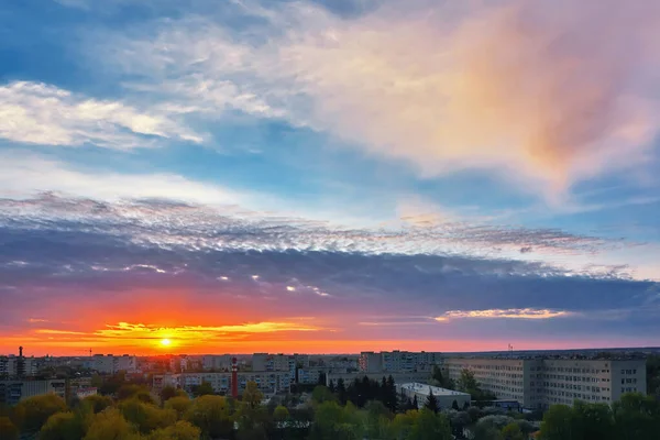 Soluppgång Och Himlen Med Moln Över Morgon Staden — Stockfoto