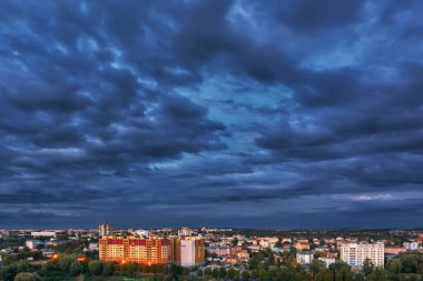 Gün batımında bulutlar akşam şehrinde.