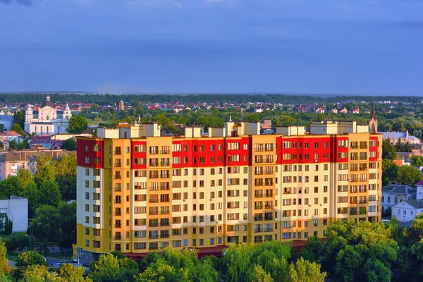 Gebäude Abendstadt Den Strahlen Der Sonne Bei Sonnenuntergang Lutsk Ukraine — Stockfoto