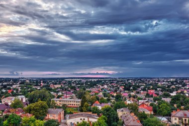 Gün batımında bulutlar akşam şehrinde.