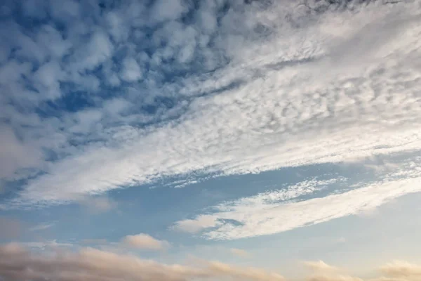 Chmury Błękitnym Niebie Zachodzie Słońca — Zdjęcie stockowe