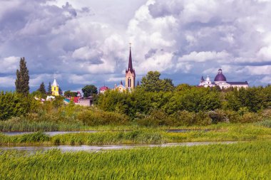 Manzara - kiliseler ve tapınaklar (şehir Lutsk, Ukrayna'nın Nehri'nin kıyısında).