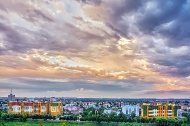 Gün batımında bulutlar akşam şehrinde.