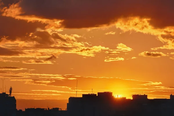 Silhouetten Von Stadthäusern Auf Himmelshintergrund Mit Wolken Bei Sonnenuntergang — Stockfoto