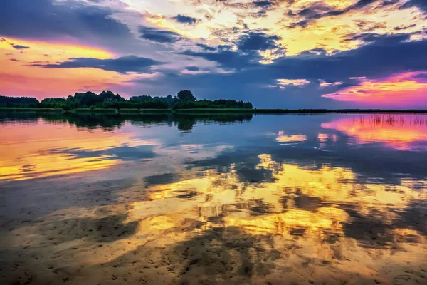 Coucher Soleil Sur Rive Lac Ciel Avec Des Nuages Reflétés — Photo