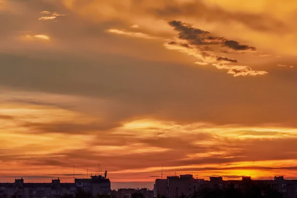日没時に雲と空の背景に都市の家のシルエット — ストック写真
