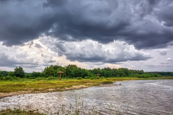 Tempesta Sulla Riva Del Lago Tramonto — Foto Stock