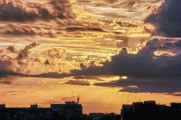 Silhuetter Stadshus Himlen Bakgrund Med Moln Vid Solnedgången — Stockfoto