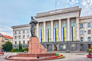 Lutsk 'taki Doğu Avrupa Ulusal Üniversitesi (Ukrayna). Önde Taras Shevchenko 'nun bir anıtı var..
