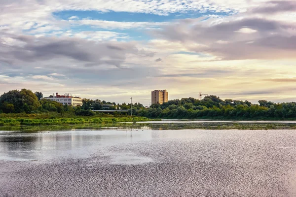 Восход Солнца Над Рекой Домами Городским Парком — стоковое фото