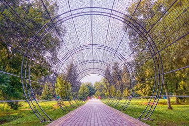 Parkta, üzerinde tünel ve çelenk şeklinde metal bir yapı vardı..