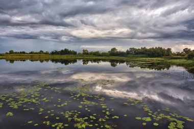 Nehir kıyısında fırtına bulutları.