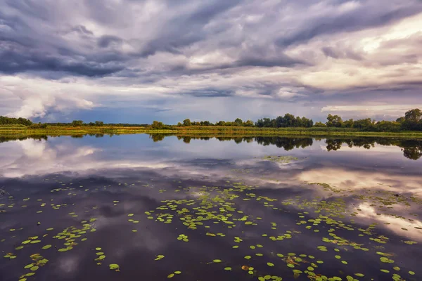 Havza üzerinde akşam fırtınası ve dramatik gökyüzü ve bulutlar.