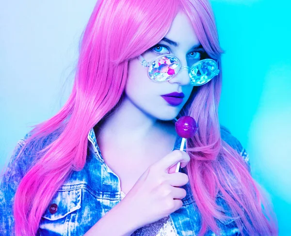 Ung Kvinna Med Solglasögon Och Lollipop Neonljus — Stockfoto