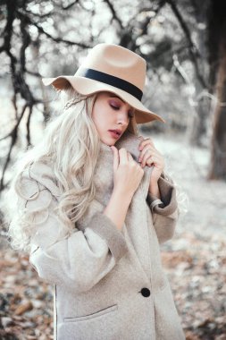 Palto ve şapka güzel genç kadın portresi