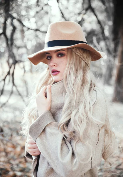 コートと帽子の美しい若い女性の肖像画 — ストック写真