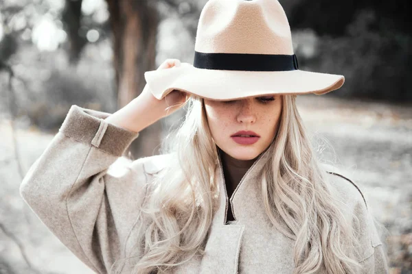 Palto Şapka Güzel Genç Kadın Portresi — Stok fotoğraf