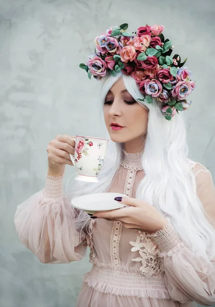 Bella Donna Corona Fiori Con Tazza — Foto Stock