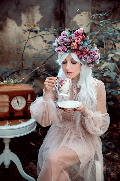 Красива Жінка Квітковому Вінку Чашкою Чаю — стокове фото