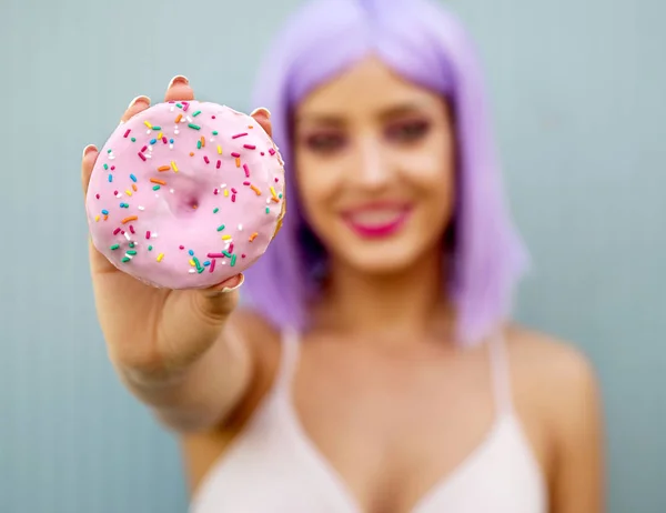 Portrait Belle Jeune Femme Posant Avec Beignet — Photo