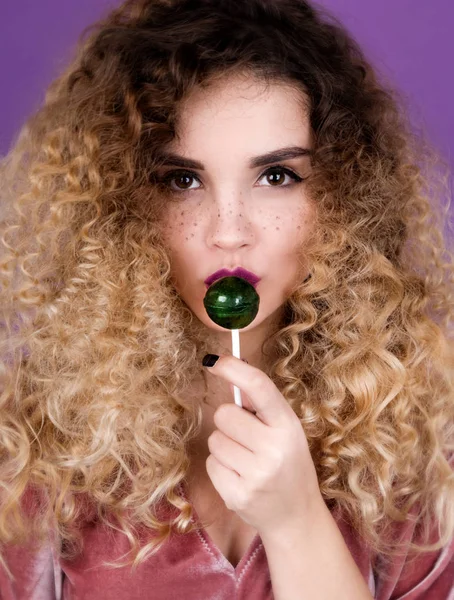 Ung Kvinna Med Fräknar Och Lockigt Hår Håller Lollipop — Stockfoto