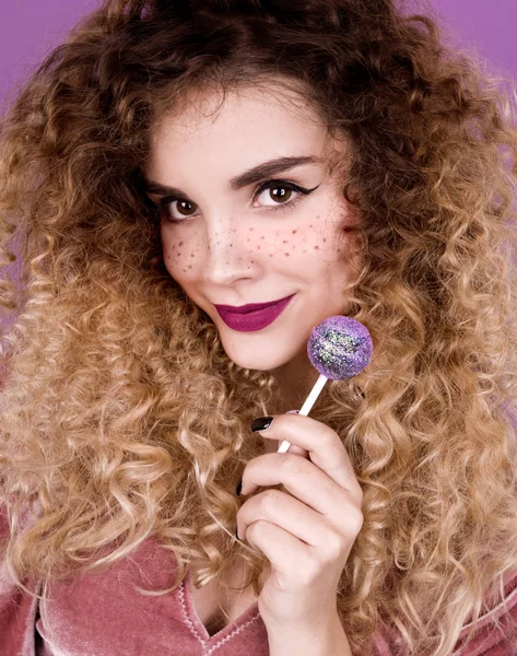 Jeune Femme Avec Des Taches Rousseur Les Cheveux Bouclés Tenant — Photo