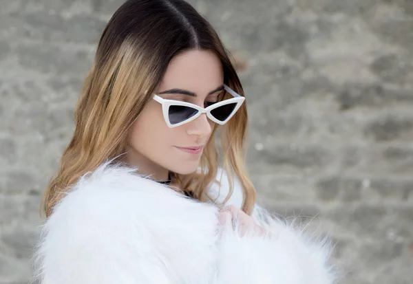Young Woman Fur Coat Wearing Sunglasses — Stock Photo, Image