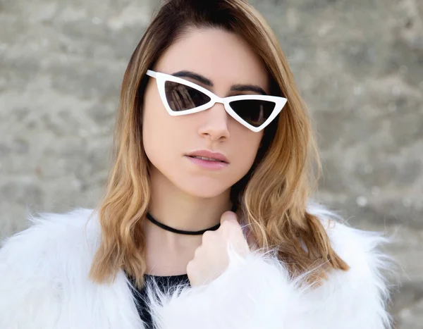 Young Woman Fur Coat Wearing Sunglasses — Stock Photo, Image