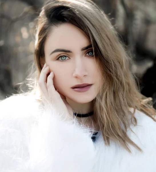 Kürk Ceket Genç Kadın Portre Doğada Kapat — Stok fotoğraf
